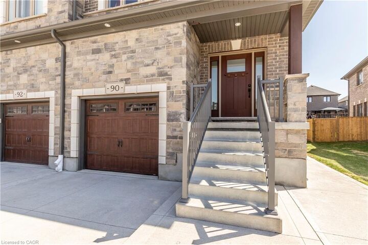 Property Photo:  90 Hollybrook Trail  ON N2R 0M7 