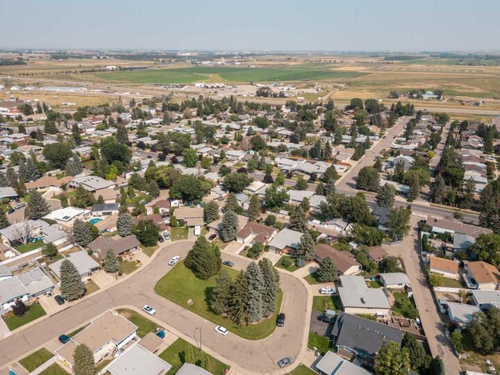 Property Photo:  3833 Pebble Place S  AB T1K 3V1 