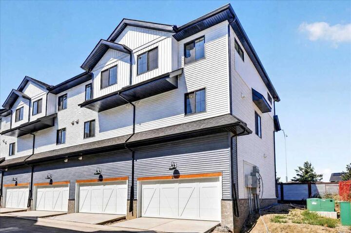 Property Photo: 1750 Rangeview Drive SE 201 AB T3S 0X3