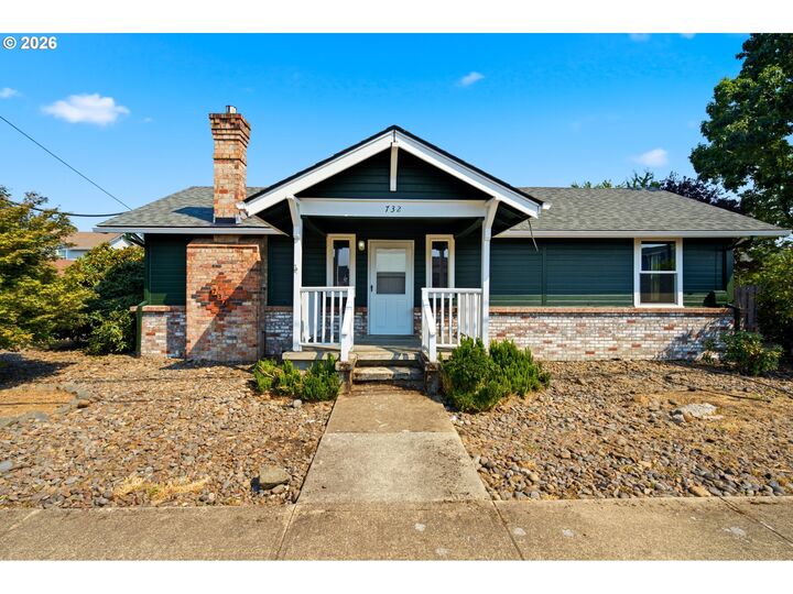 Property Photo: 732 N College St OR 97132