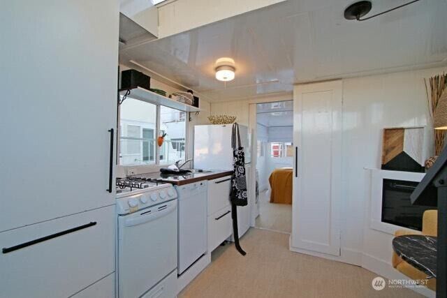 Property Photo: 2040 Westlake Avenue N Slip14 WA 98109