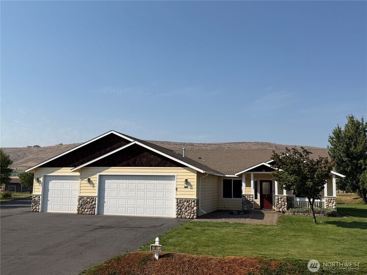 Property Photo:  91  Fieldstone Court  WA 98926 