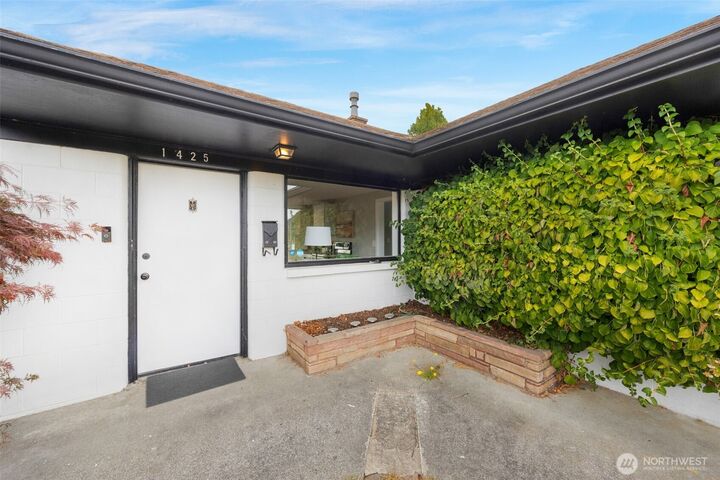 Property Photo: 1425 Broad Street WA 98274