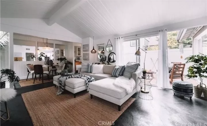 Property Photo:  332 Lugonia Street  CA 92663 