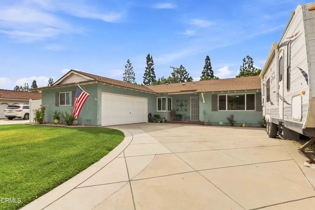 Property Photo:  62 E Calle La Sombra  CA 93010 