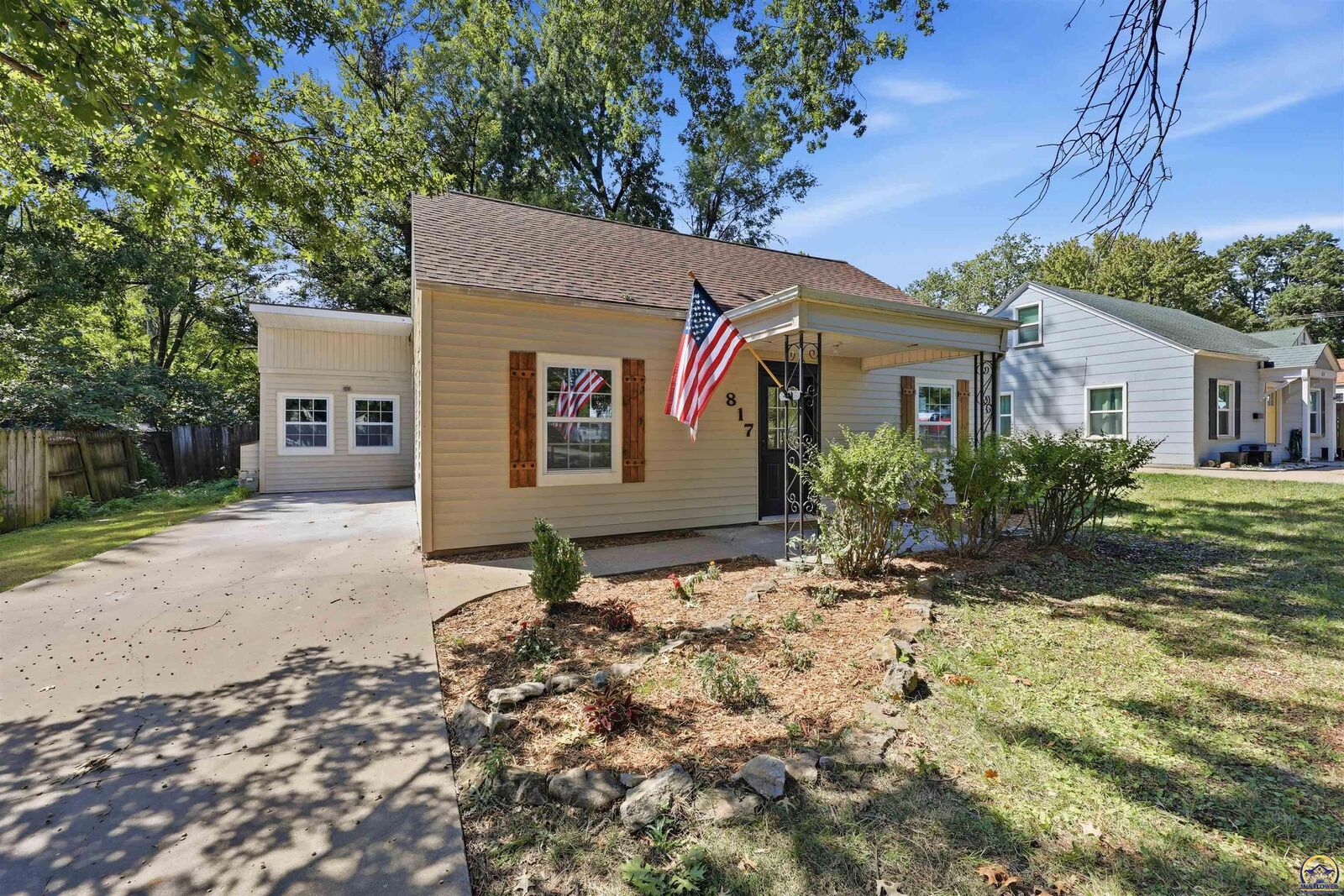 Property Photo: 817 SW Oakley Ave KS 66606