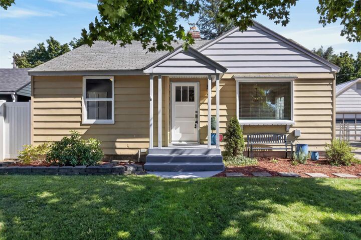 Property Photo:  10012 N Andrew St  WA 99218 