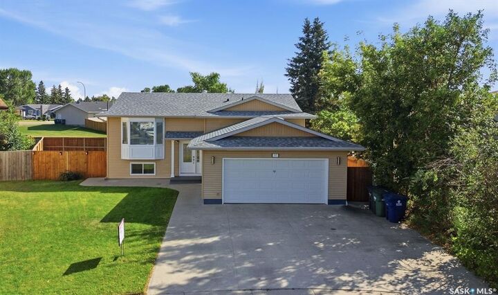 Property Photo:  302 Nixon Crescent  SK S7L 7G1 