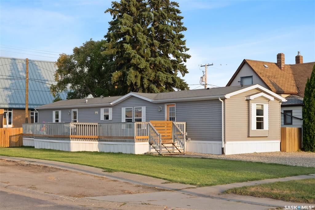 Property Photo:  294 Byron Street  SK S0G 4P0 