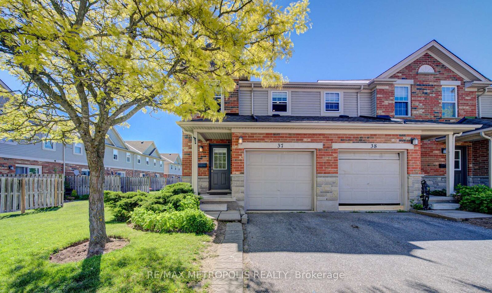 Property Photo:  124 Gosling Gardens 37  ON N1G 5K6 