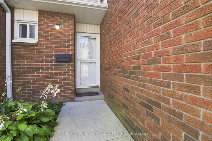 Property Photo:  44 Franklin Court 49  ON L6T 3Z1 