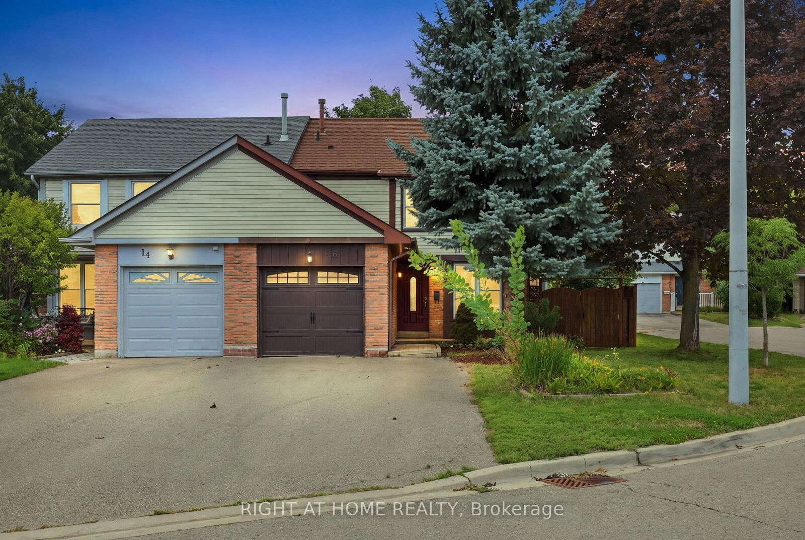 Property Photo: 16 Kindle Court ON L6Z 1B2