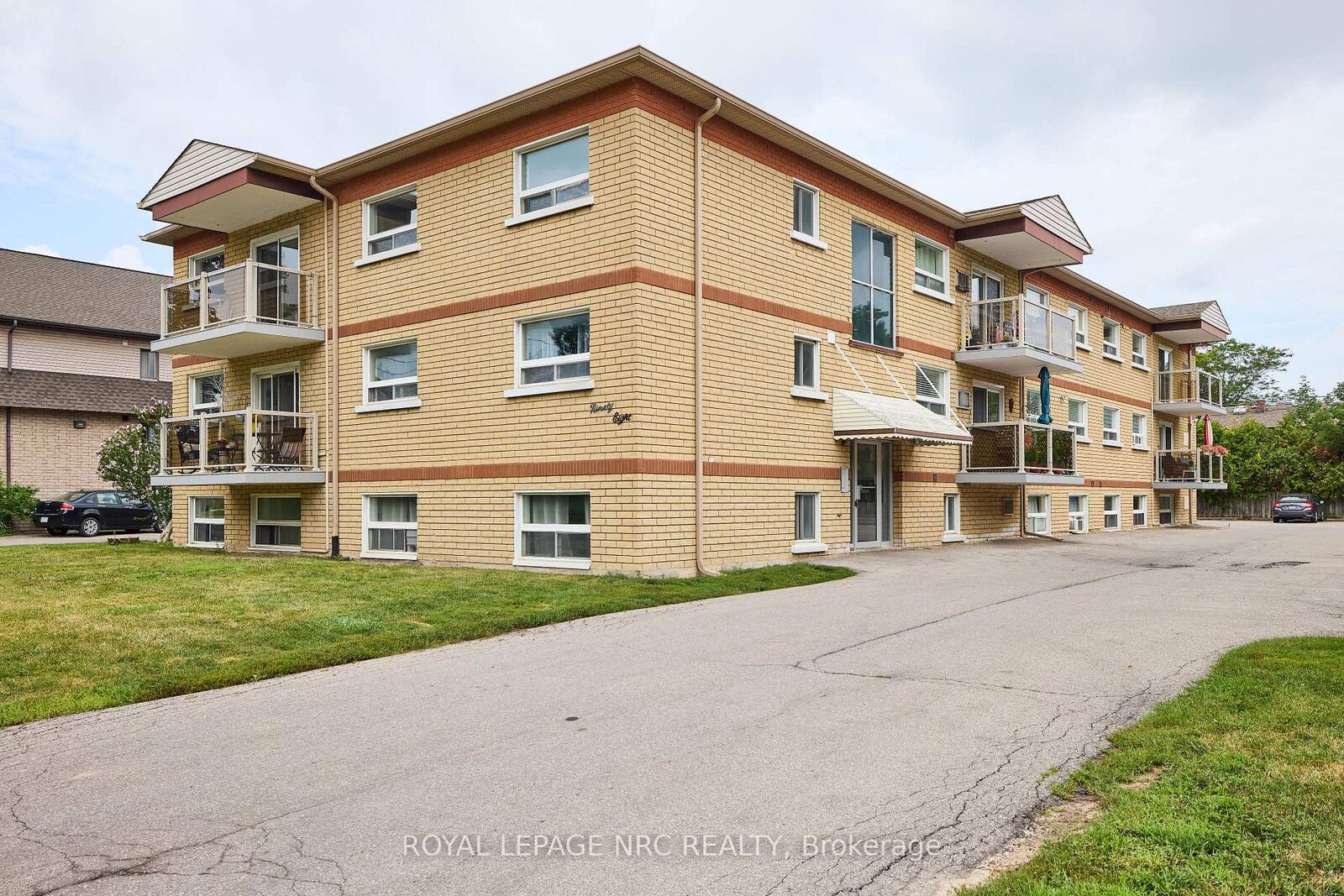 Property Photo:  98 Woodlawn Road 11  ON L3C 3J5 