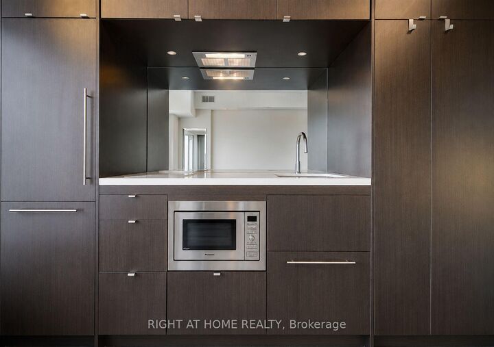 Property Photo:  155 Yorkville Avenue 3020  ON M5R 1C4 