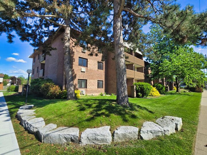 Property Photo:  72 Main Street E 211  ON L3K 5Z8 