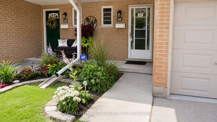 Property Photo: 10 Holborn Court 38 ON N2A 3Y9