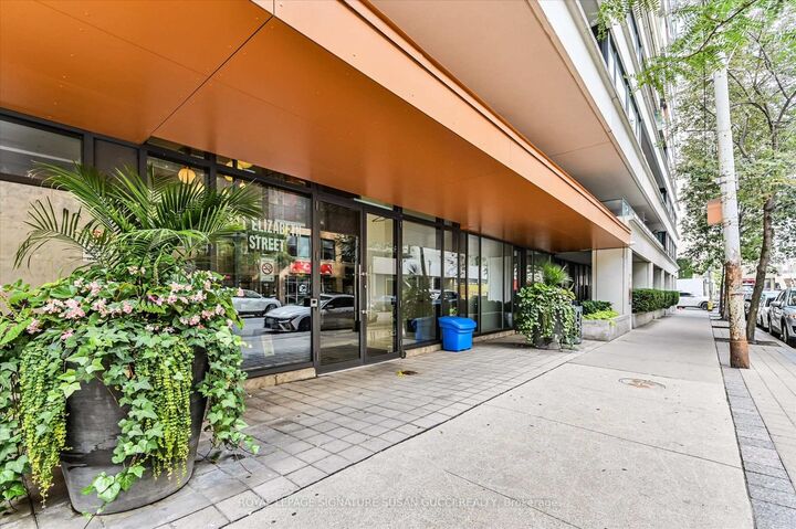 Property Photo:  111 Elizabeth Street 1825  ON M5G 1P7 