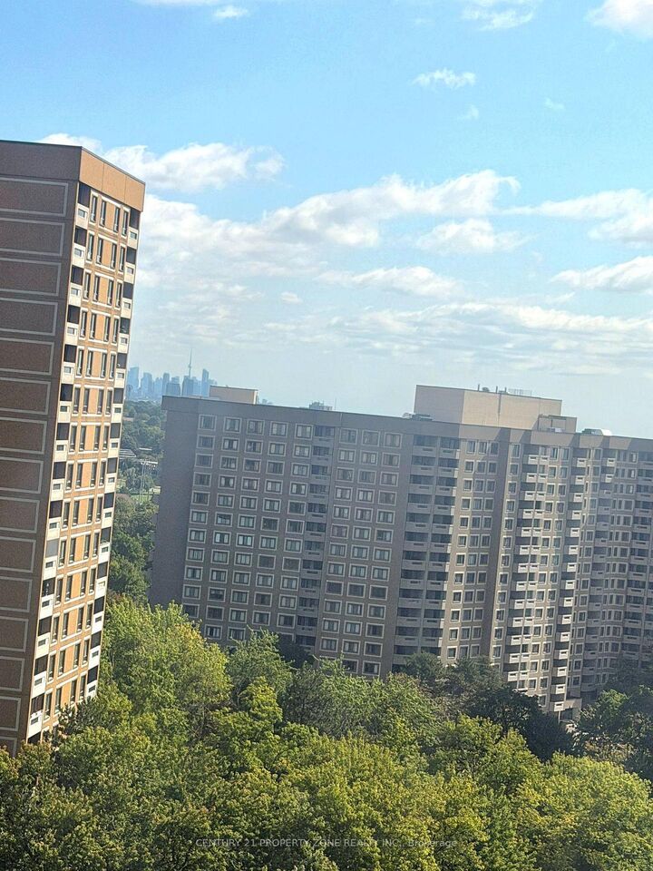 Property Photo:  3700 Kaneff Crescent 1501  ON L5A 4B8 