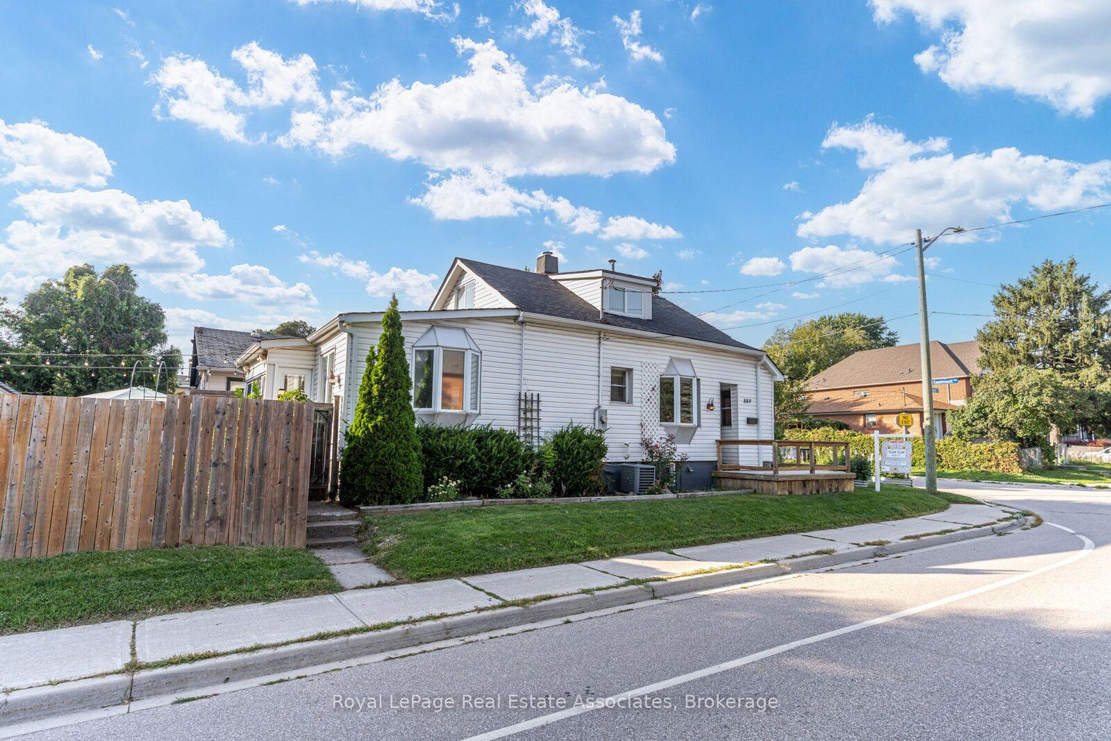 Property Photo: 889 Third Street ON L5E 1C2