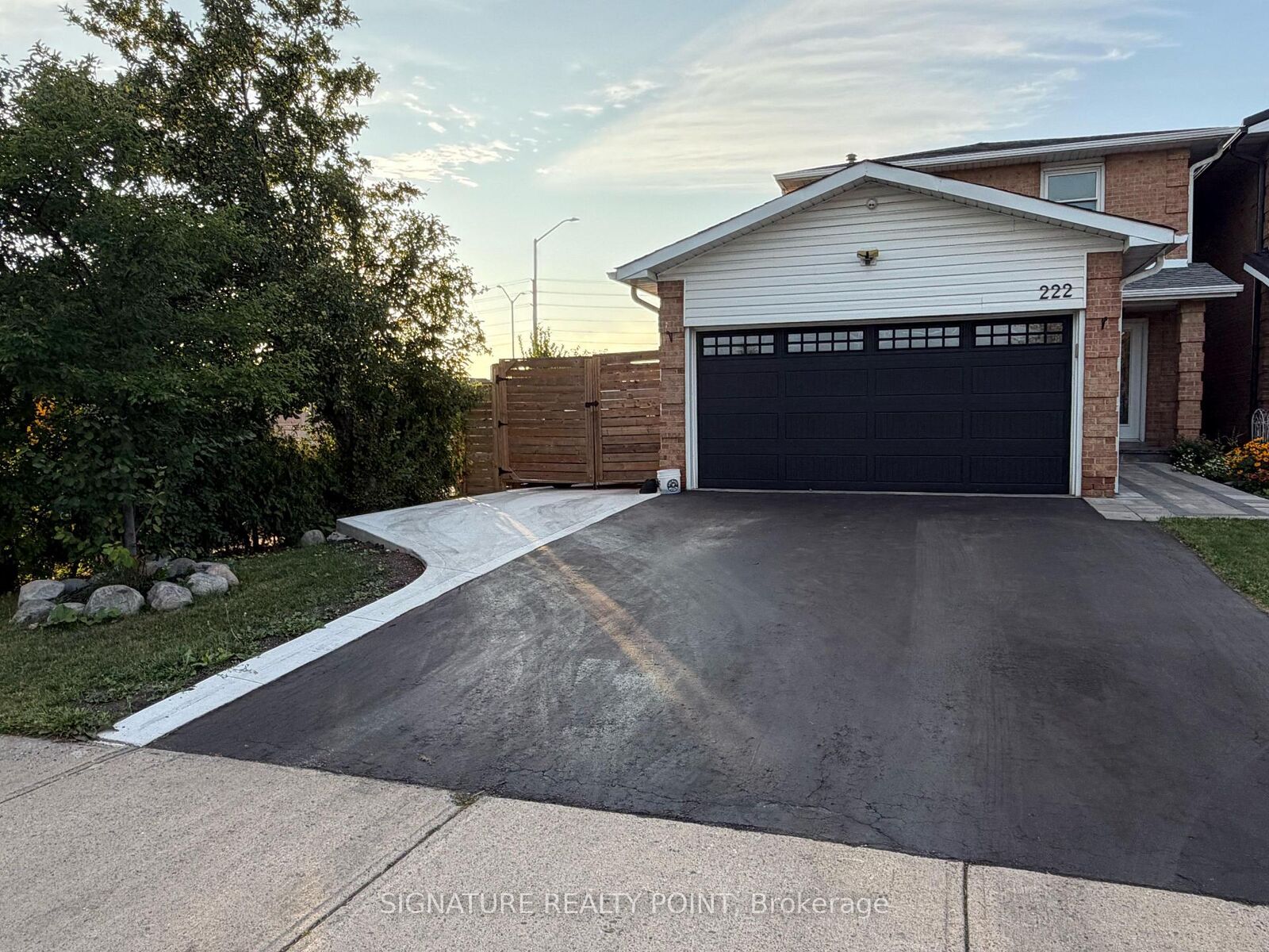 Property Photo:  222 Simmons Boulevard  ON L6V 3Y1 