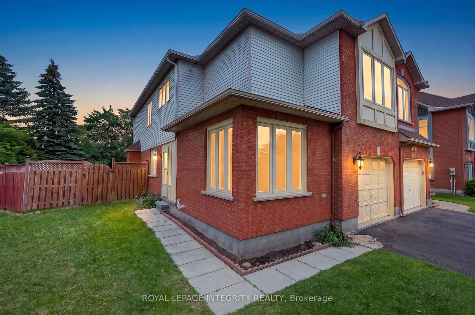 Property Photo: 137 Hunterswood Crescent ON K1G 5W1