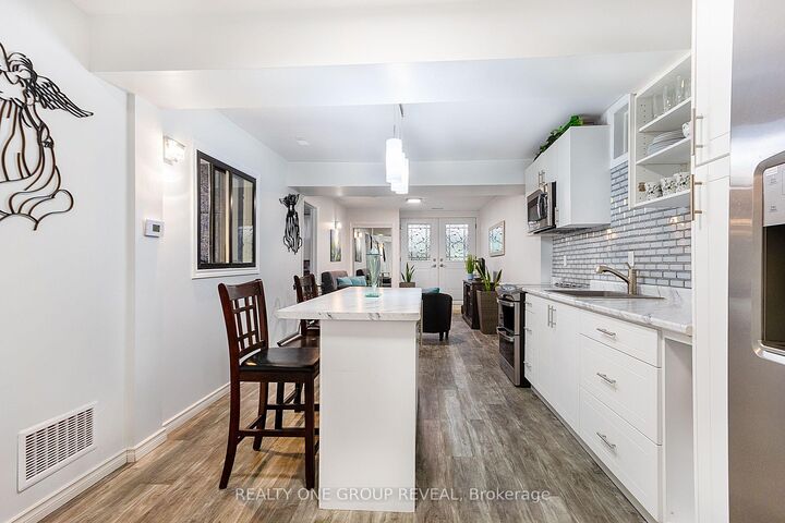 Property Photo:  524 Simcoe Street S Lower  ON L1H 4J8 