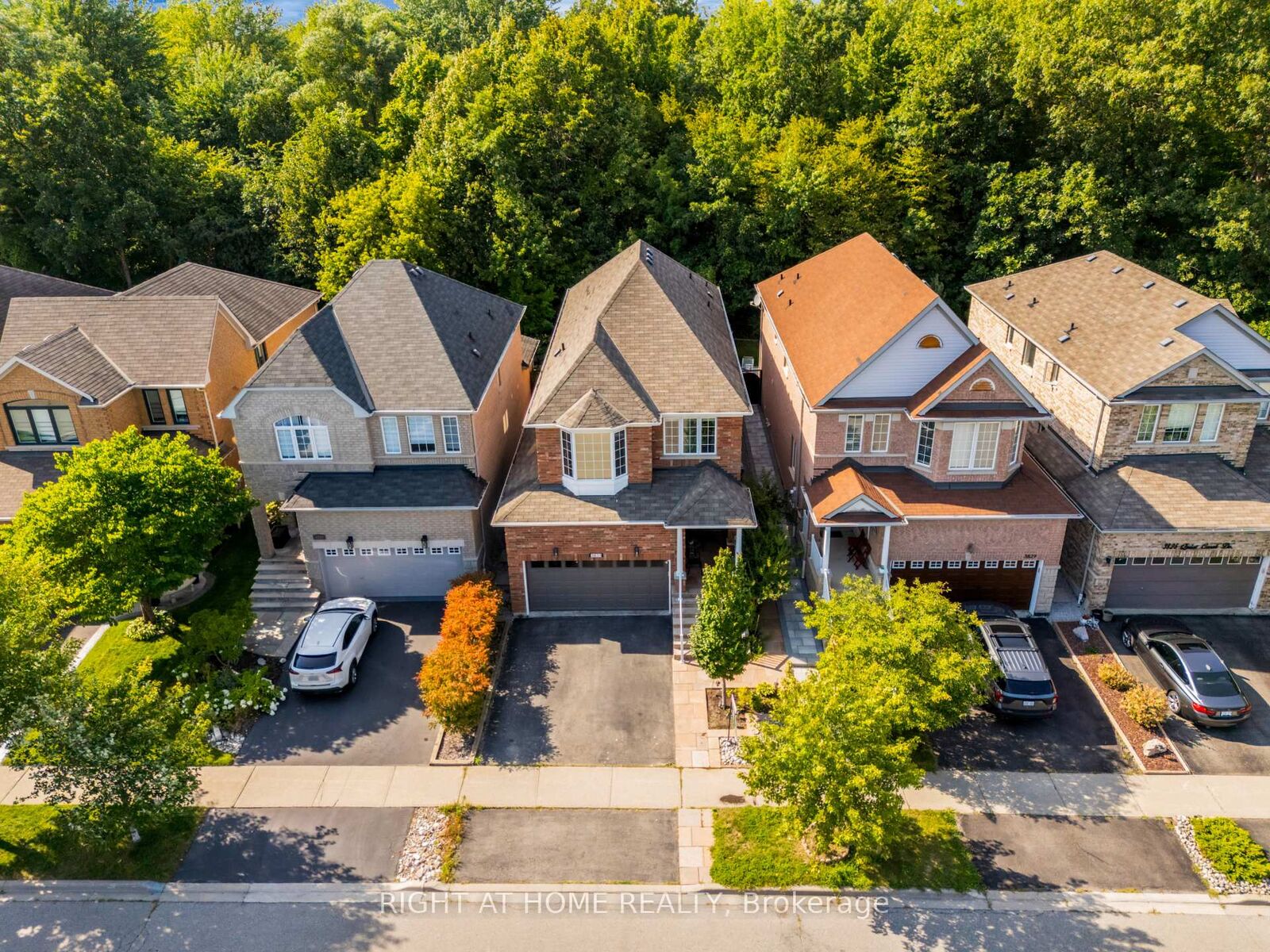 Property Photo: 3833 Quiet Creek Drive ON L5M 8B1