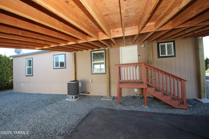 Property Photo:  802 N 40th Ave  WA 98908 