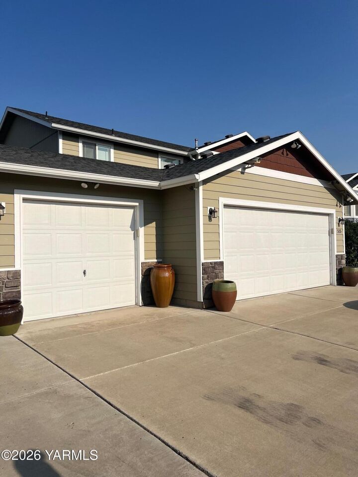 Property Photo:  515 Baker St  WA 98936 