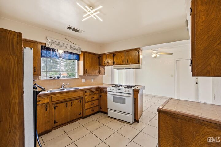 Property Photo:  1612 W Caldwell  CA 93277 