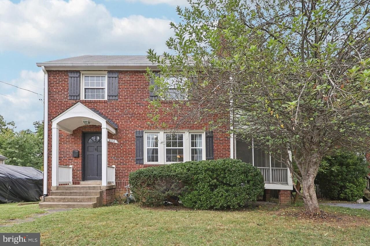 Property Photo: 834 N Woodrow Street VA 22203