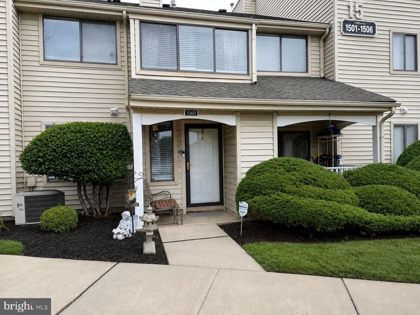 Property Photo:  1502 Roberts Way  NJ 08043 