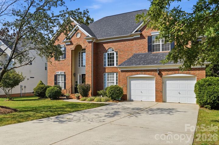 Property Photo:  12424 Tantallon Court  NC 28134 