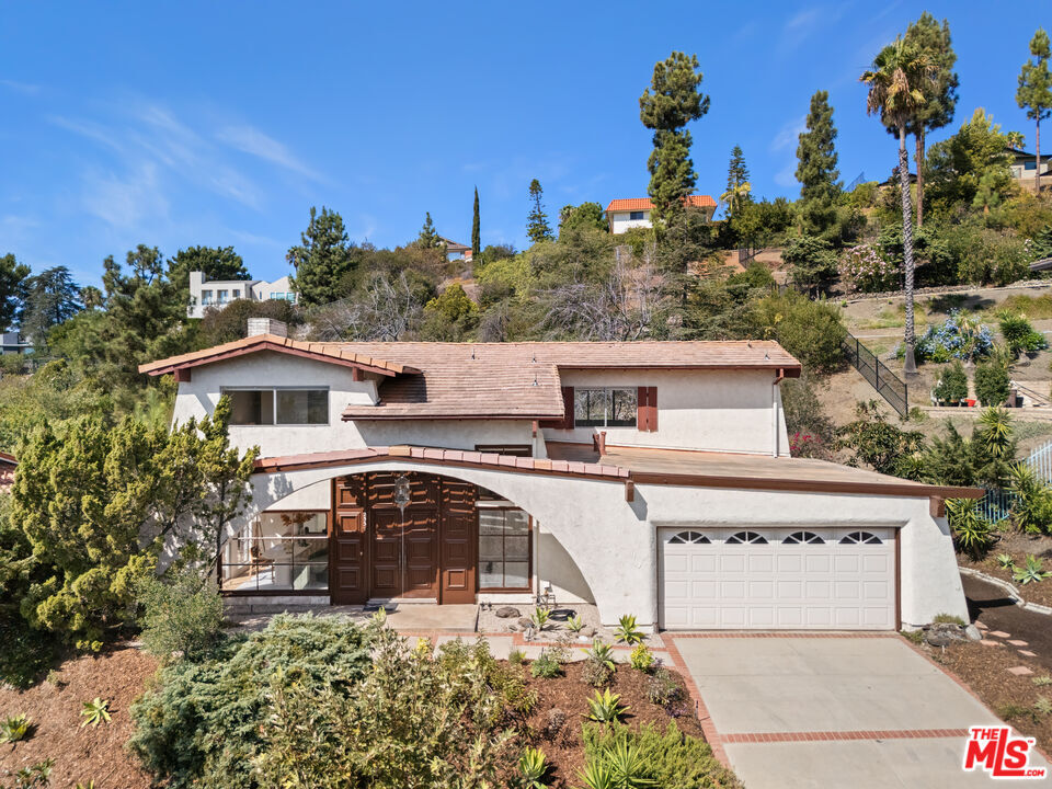 Property Photo: 2537 Cordelia Rd CA 90049