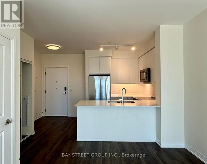 Property Photo: 15 Watergarden Drive 606 ON L5R 0H4