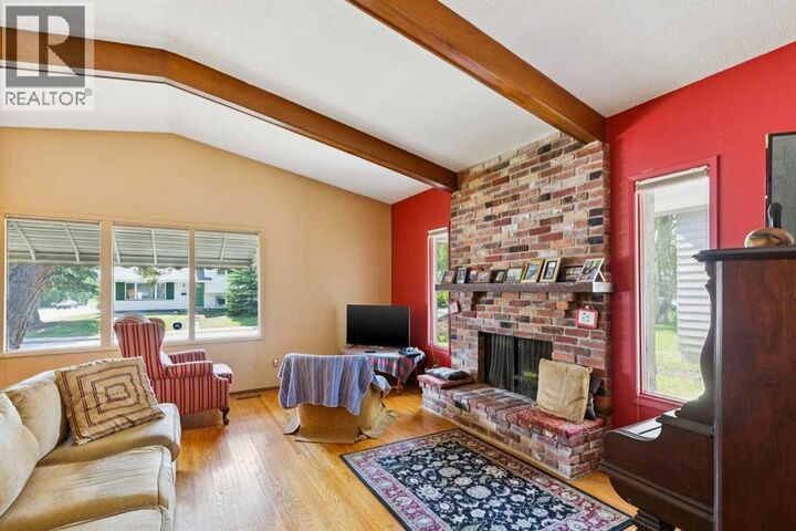 Property Photo:  249 Wascana Crescent Southeast  AB T2J 1M4 