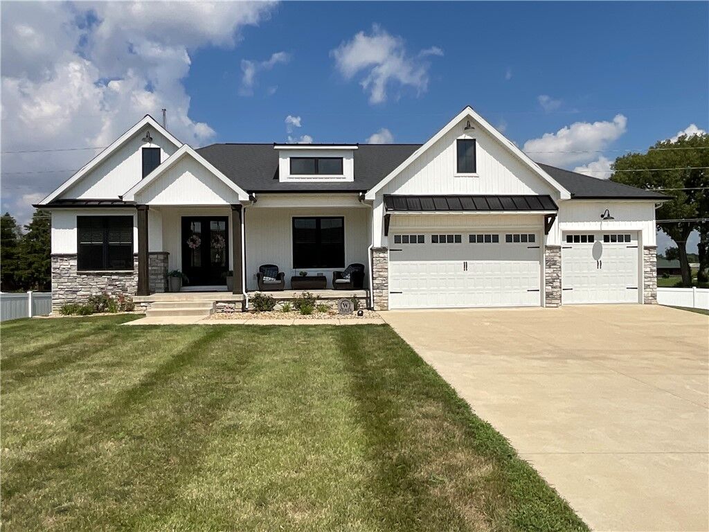 Property Photo:  1612 Hunters Pointe Court  IL 62549 