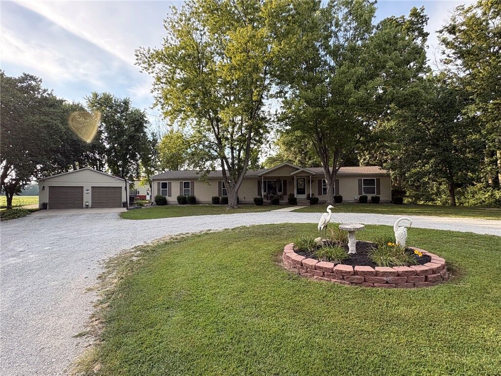 Property Photo:  19239 N State Highway 32  IL 62461 