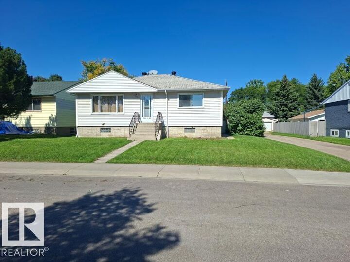 Property Photo:  9504 63 Avenue NW  AB T6E 0G4 