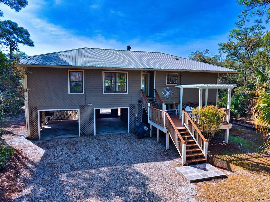 Property Photo: 848 E Pine Ave FL 32328