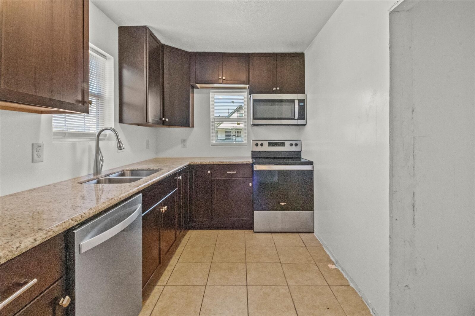 Property Photo: 319 E B Street TX 77571