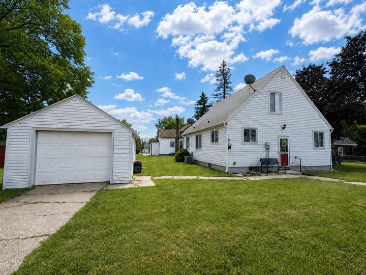 Property Photo: 220 N 12 Street IA 51334