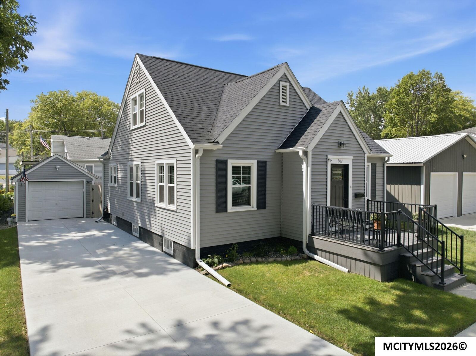Property Photo:  207 N 7th St  IA 50428 