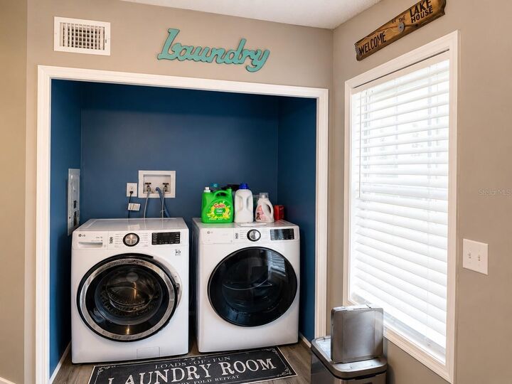 Property Photo: 172 E Cowpen Lake Point Road FL 32640