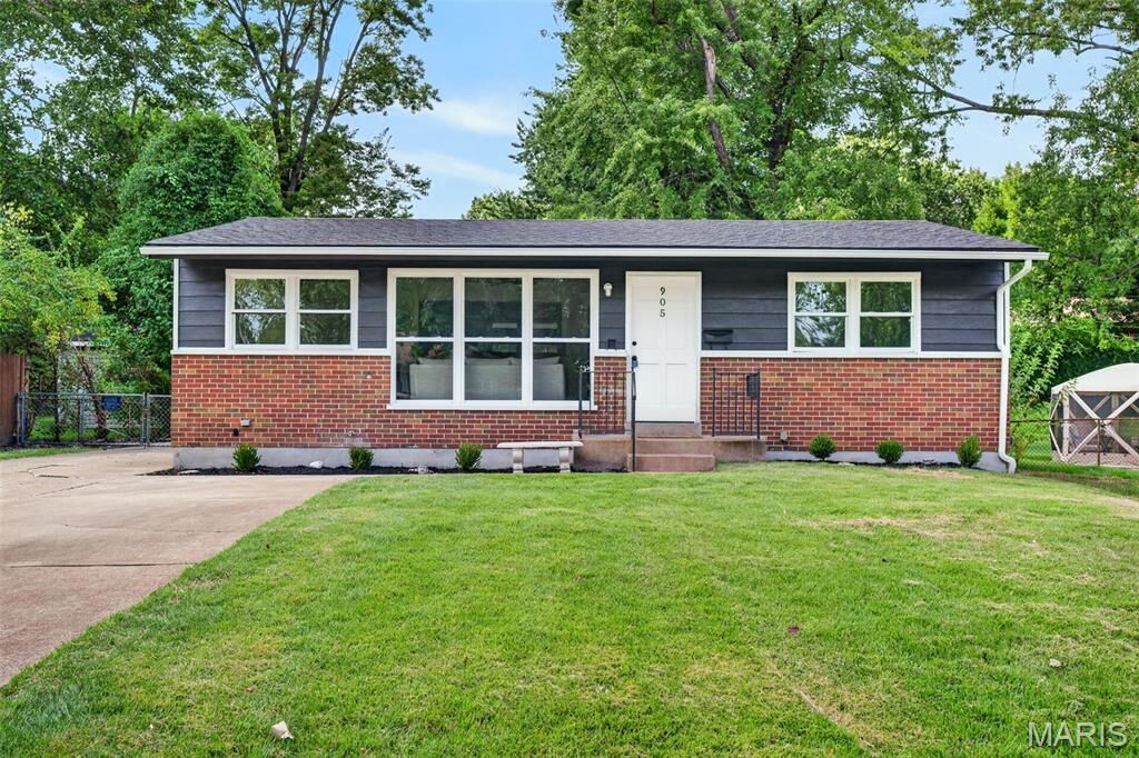 Property Photo: 905 Campion Lane MO 63031