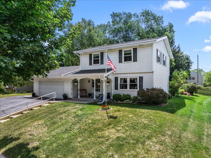Property Photo: 1713 Howlett Ln WI 53186