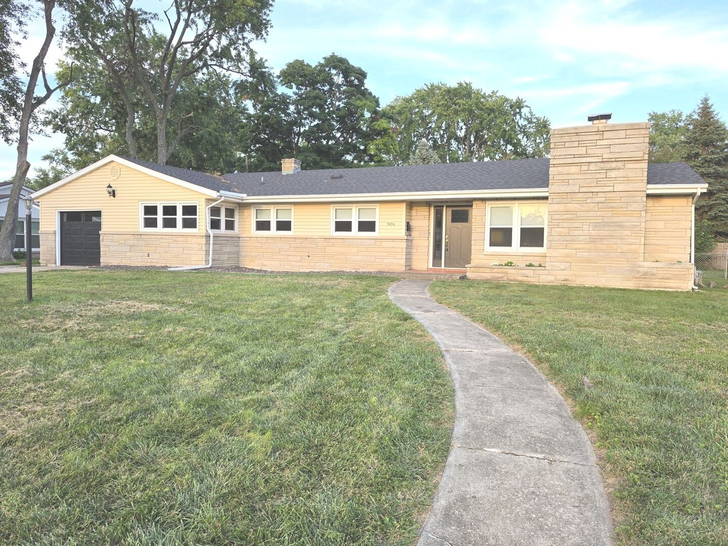 Property Photo:  906 Snyder Drive  IL 61701 