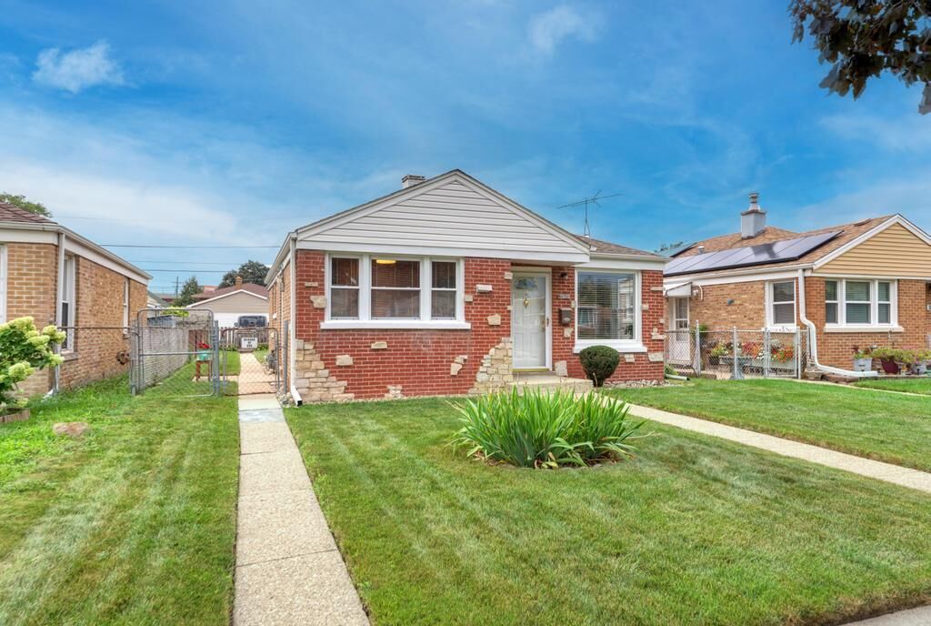 Property Photo: 3520 Ernst Street IL 60131