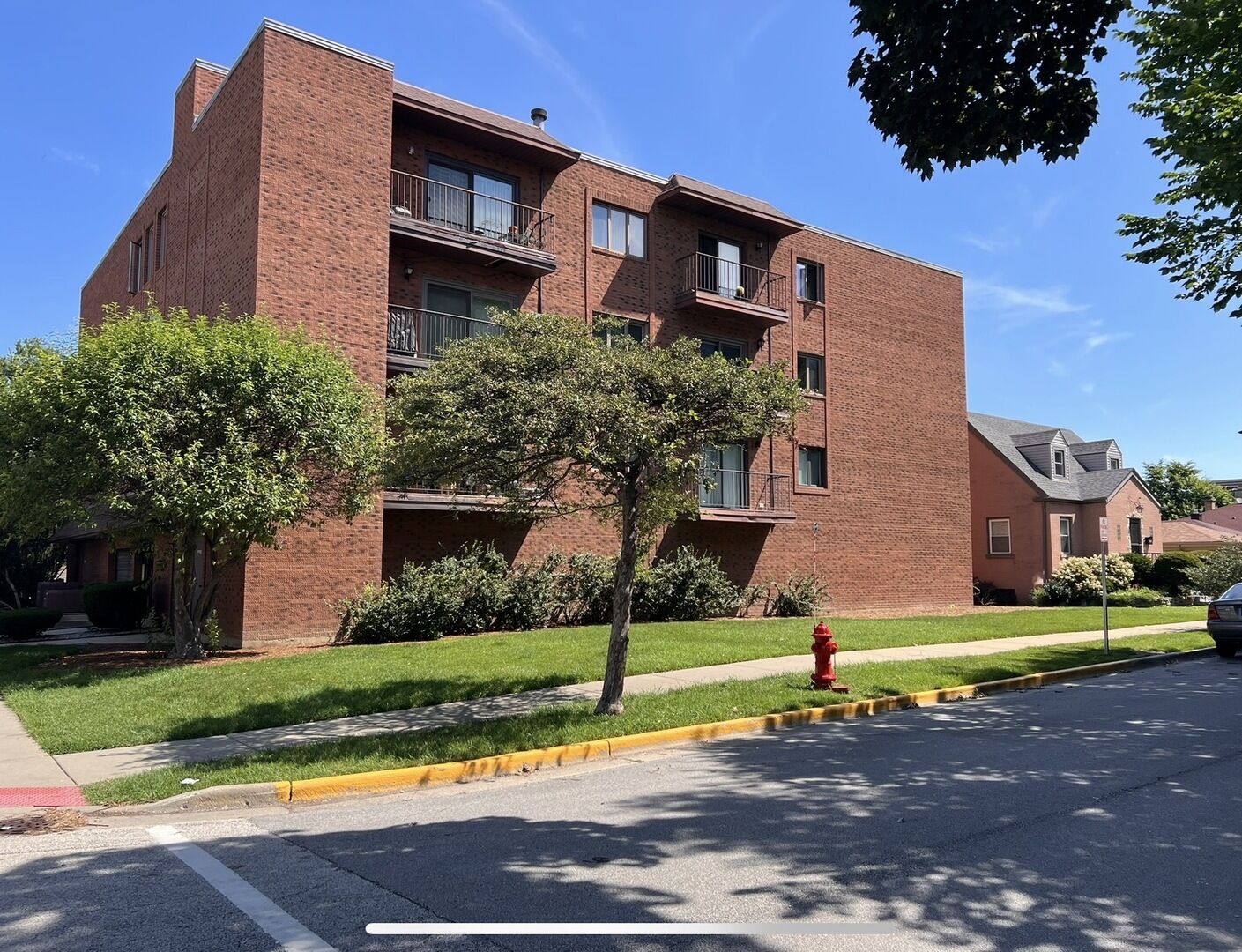 Property Photo: 1302 E Washington Street B1 IL 60016