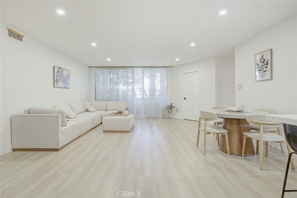 Property Photo:  5411 Tyrone Avenue 203  CA 91401 